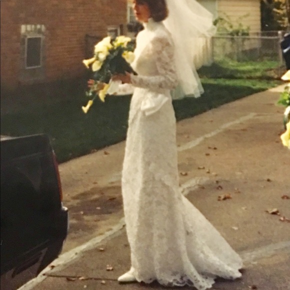 White lace wedding dress with pearl detail - Picture 6 of 8